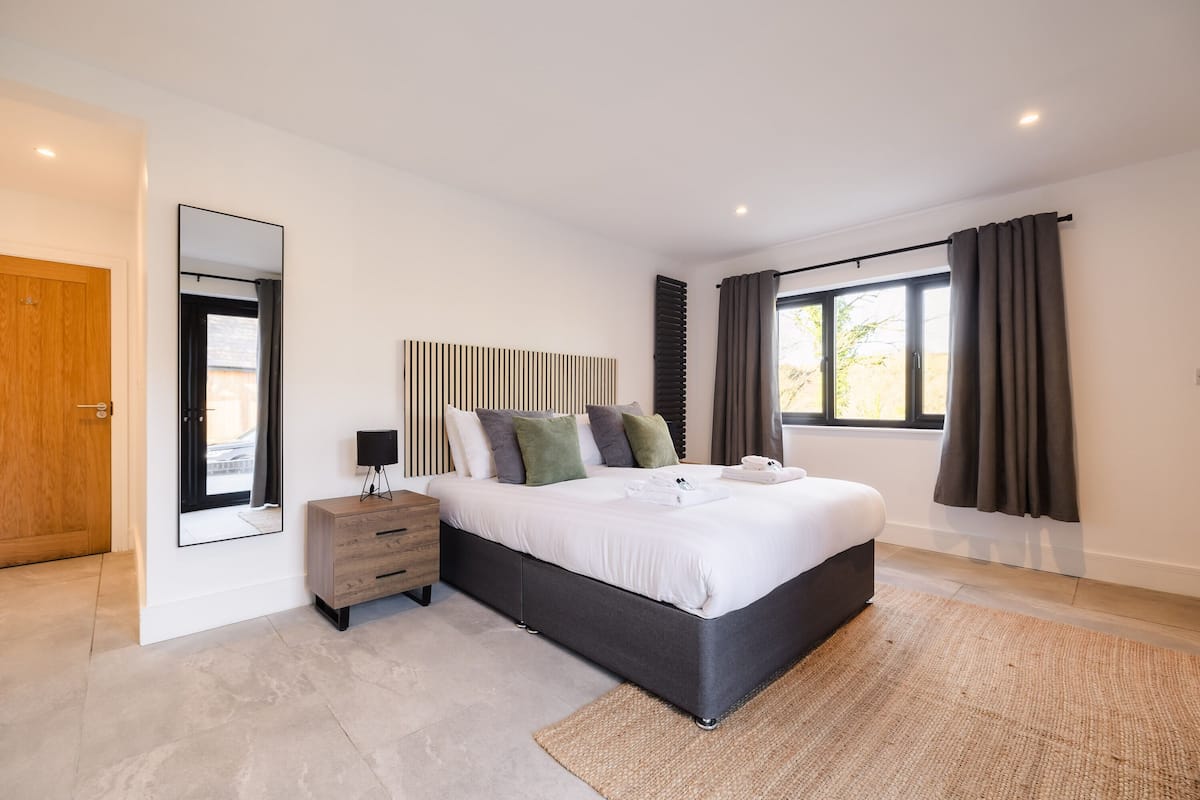 Deluxe Room, Garden View | Iron/ironing board, WiFi (free)