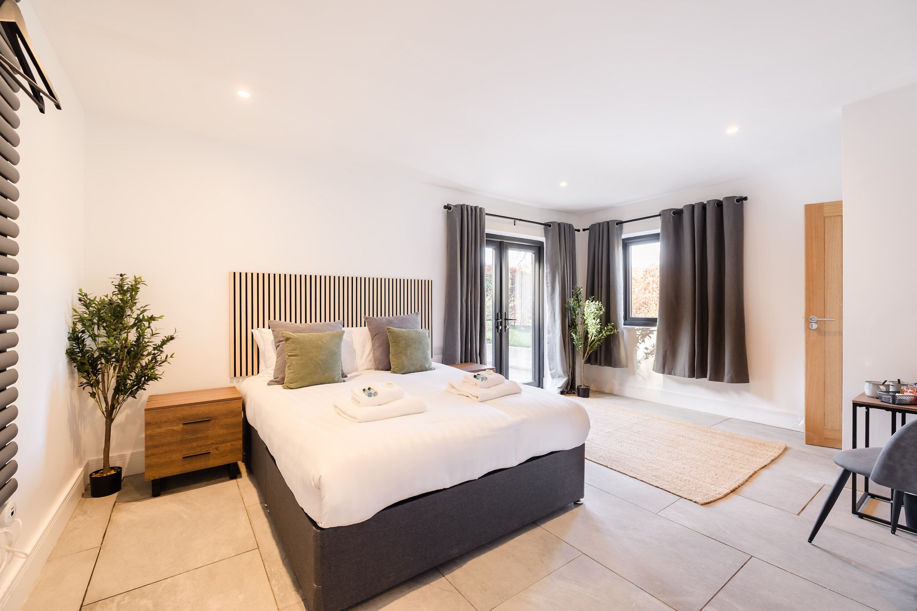 Deluxe-rum - utsikt mot trädgården | Strykjärn/strykbräda och gratis wi-fi