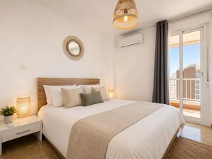 2 bedrooms, iron/ironing board, WiFi, bed sheets - Beachfront apartment in Benalmádena with parking. (Benalmádena)