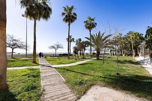 المنطقة المحيطة بالمنشأة