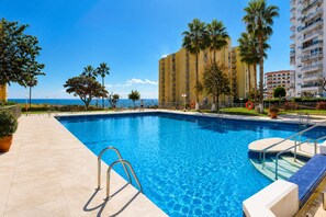 Pool - Beachfront apartment in Benalmádena with parking. (Benalmádena)