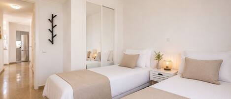 2 habitaciones, tabla de planchar con plancha, wifi y ropa de cama