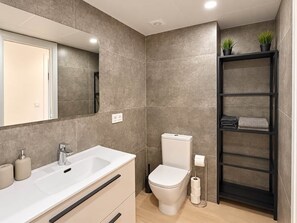 12 Bathroom 1 shelf and towels - Esperanza Grand Apartments III - Marbella Centre (Marbella)