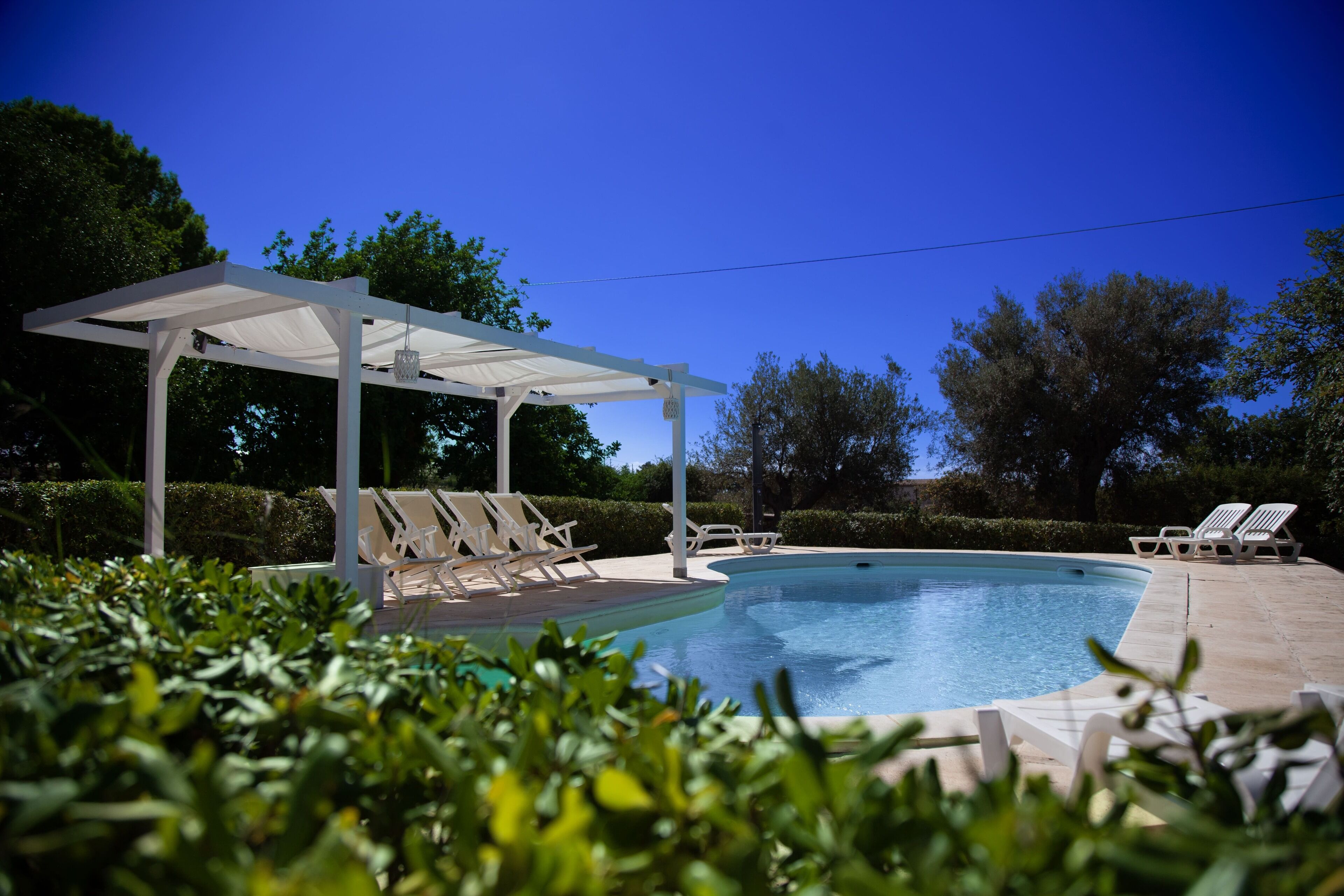 Una piscina al aire libre