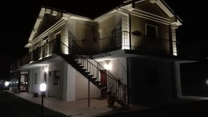 A two-story house with a balcony, a staircase, and a porch area. - Hotel Il Ciliegio (Santo Stefano del Sole)