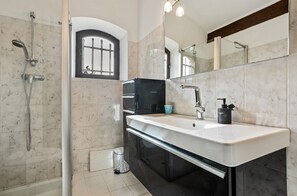 Douche, serviettes fournies