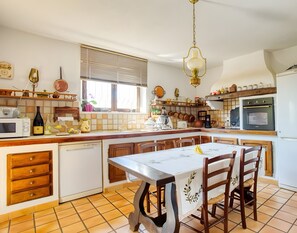 Fridge, microwave, dishwasher, coffee/tea maker