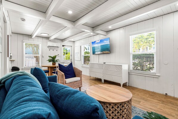 TV - Charming Cottage Near Siesta Key Village! (Siesta Key)