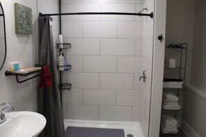 Douche, sèche-cheveux, serviettes fournies, savon