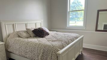2 Schlafzimmer, Schreibtisch, Bügeleisen/Bügelbrett, Reisekinderbett