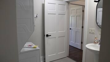 Ducha, secador de pelo, toallas y jabón