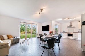 Interior - Holiday Home 'Großes Im Grünen -' with Private Terrace, Private Garden and Wi-Fi (Dummerstorf)