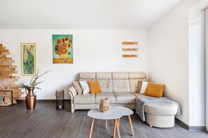 TV, fireplace - Holiday Home 'Großes Im Grünen -' with Private Terrace, Private Garden and Wi-Fi (Dummerstorf)