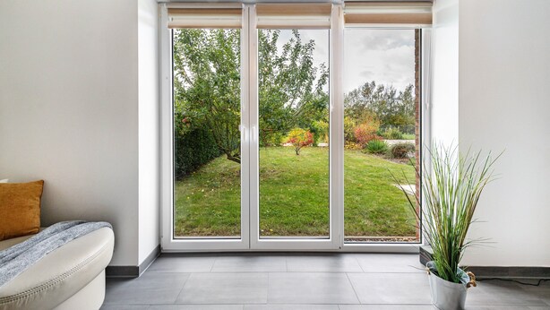 A room with a sliding glass door leading to a garden. - Holiday Home 'Großes Im Grünen -' with Private Terrace, Private Garden and Wi-Fi (Dummerstorf)