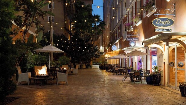 An outdoor patio area with string lights, outdoor seating, and a fire feature. - Mi Casa WestGate Lakes & spa Resort (Orlando)