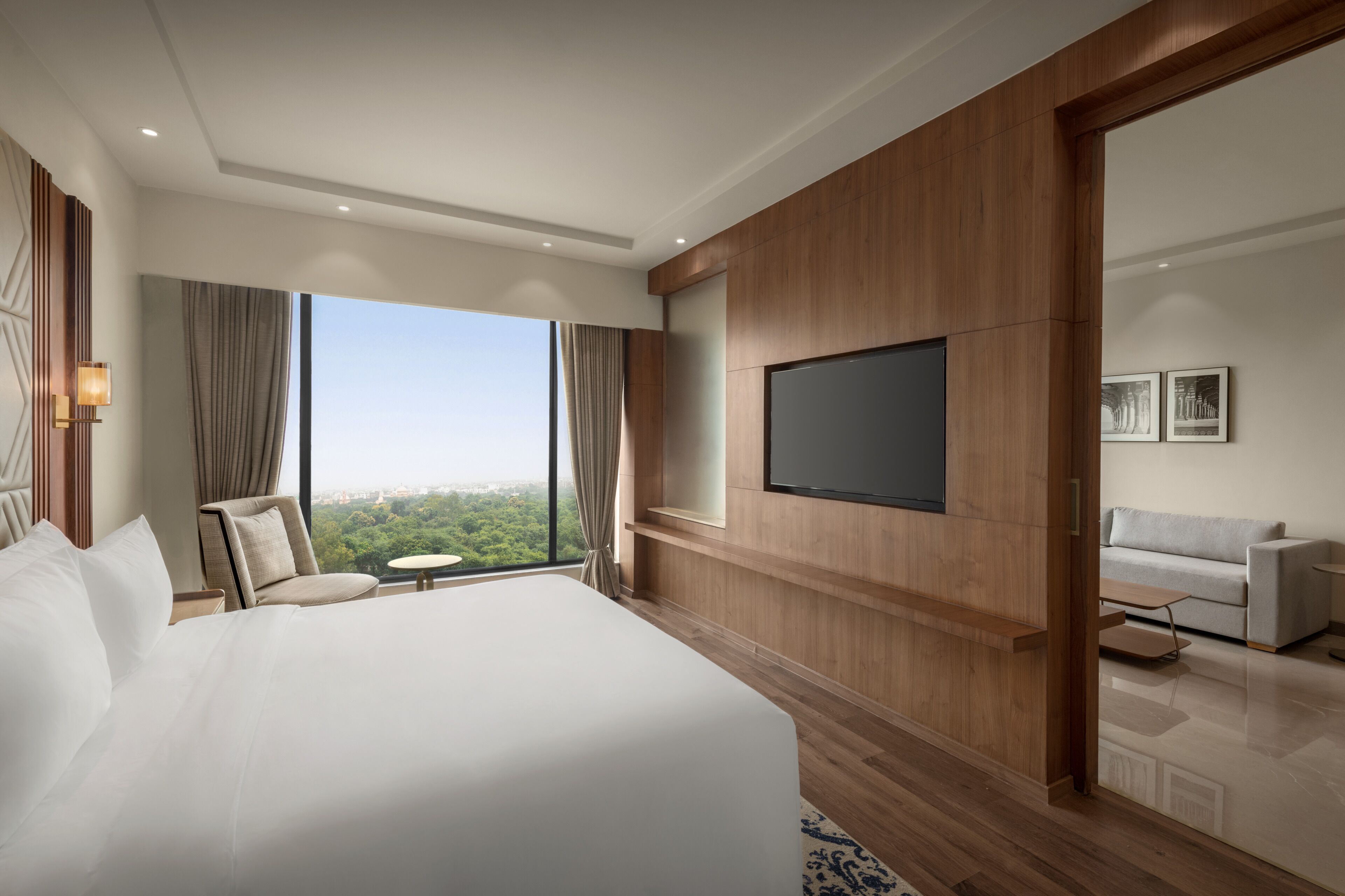 Premium-sviitti | Ylelliset vuodevaatteet, tallelokero huoneessa, työpöytä