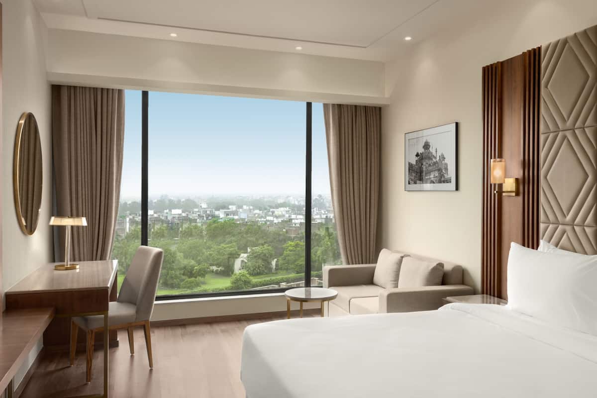 Premium bedding, in-room safe, desk, laptop workspace