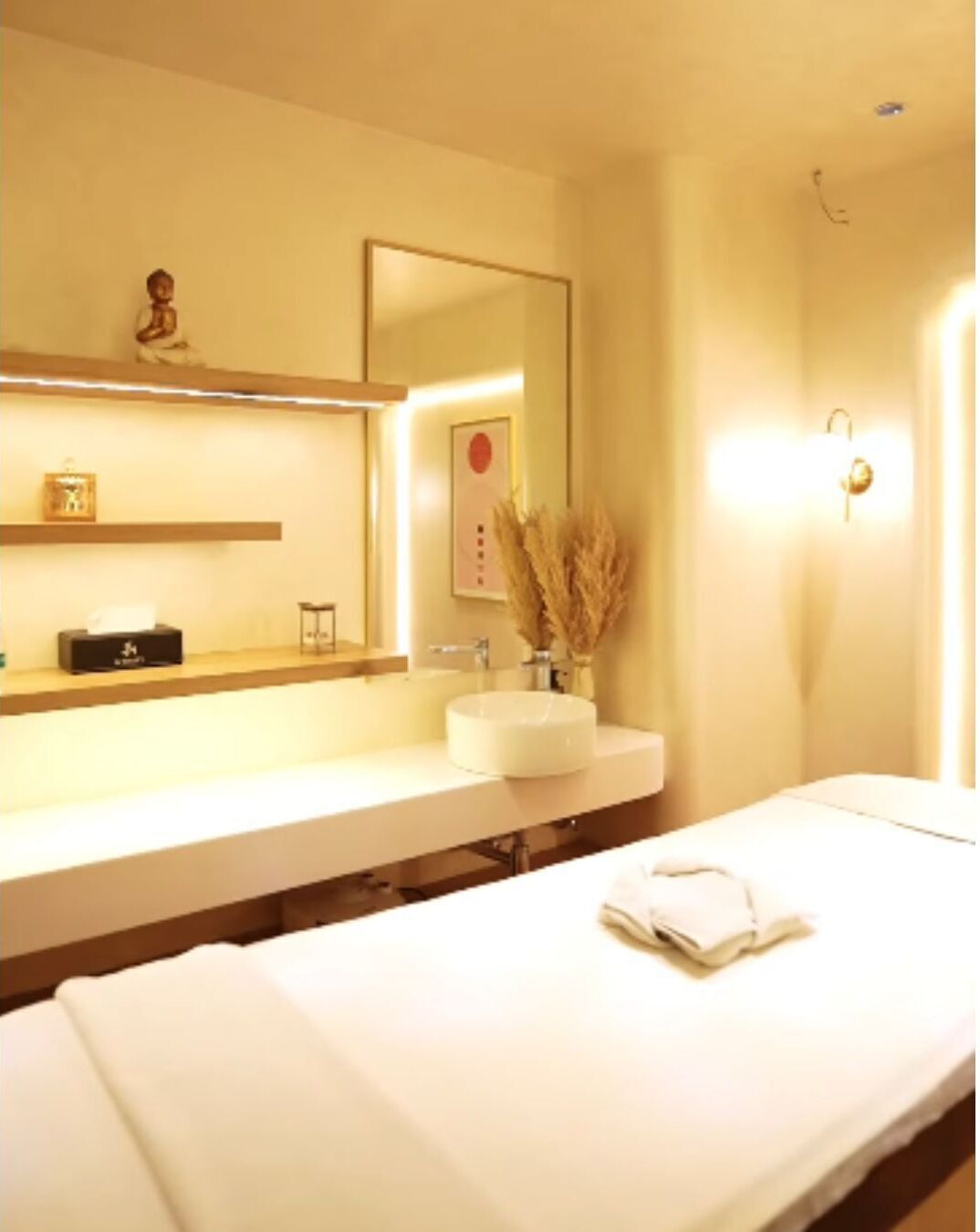 Couples treatment room(s), sauna, steam room, body scrubs, facials