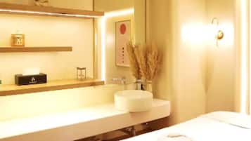 Couples treatment room(s), sauna, steam room, body scrubs, facials