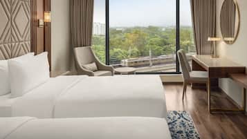 Standard-huone | Ylelliset vuodevaatteet, tallelokero huoneessa, työpöytä