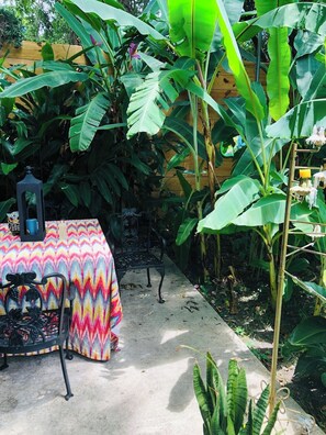 Outdoor dining - Charming 2-bedroom in historic Treme, Rare Jewel, walk to French Quarter/Marigny (New Orleans)