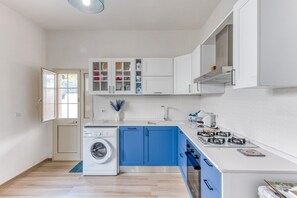 Fridge, oven, stovetop, dishwasher