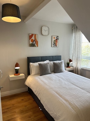 Deluxe Studio | Desk, laptop workspace, free WiFi