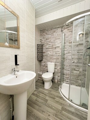 Kamar Double Comfort | Kamar mandi | Shower, perlengkapan mandi gratis, pengering rambut, dan handuk