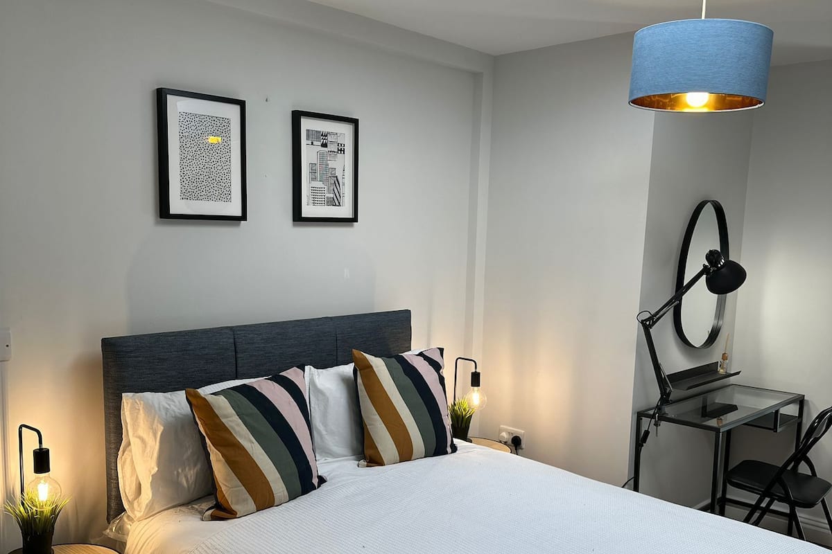 Deluxe Studio | Desk, laptop workspace, free WiFi