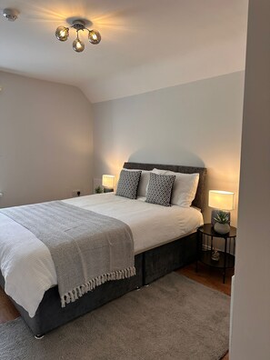 Cathedral Quarter - R1 | Desk, laptop workspace, free WiFi, bed sheets