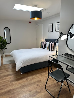 Deluxe Studio | Desk, laptop workspace, free WiFi