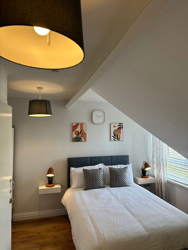 Linen Loft - R2 | Desk, laptop workspace, free WiFi, bed sheets