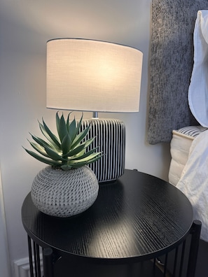 Deluxe Studio | Desk, laptop workspace, free WiFi