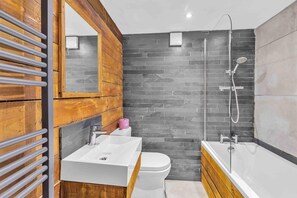 Een douche, een haardroger, handdoeken