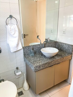 Een douche, handdoeken, toiletpapier