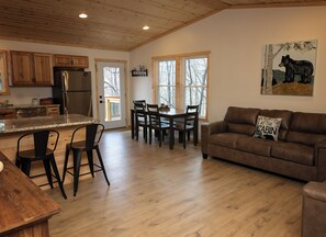 Una Smart TV, una chimenea, libros