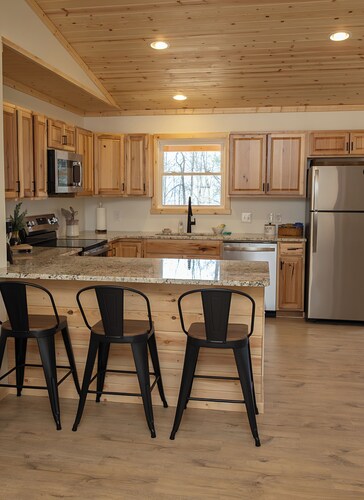 The Bears Den, cozy 2 bedroom newly built home in the mountains.