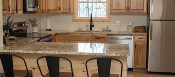 The Bears Den, cozy 2 bedroom newly built home in the mountains.