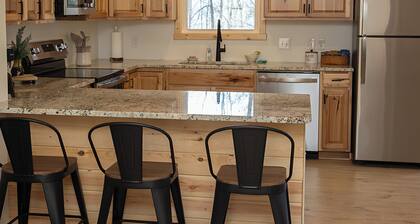 The Bears Den, cozy 2 bedroom newly built home in the mountains.