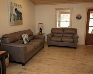 Una Smart TV, una chimenea, libros