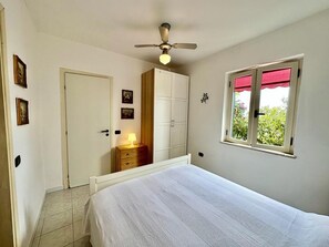 1 chambre, fer et planche à repasser, draps fournis