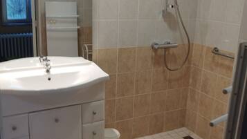 Een douche, een haardroger, handdoeken