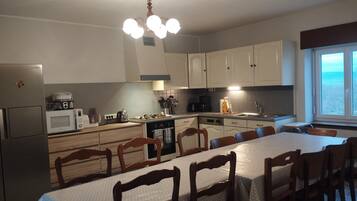 Een microgolfoven, een oven, een vaatwasser