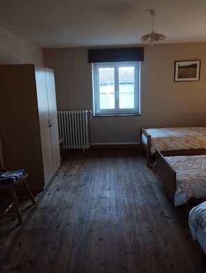5 bedrooms, bed sheets