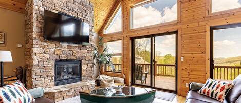 TV connectée, cheminée, livres