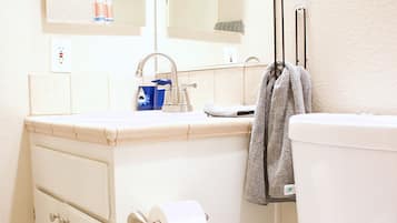 Secadora de cabello, toallas, jabón, papel de baño