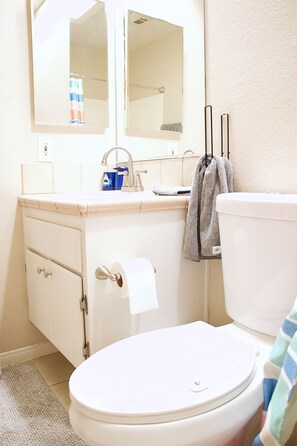 ヘアドライヤー、タオル、石鹸、トイレットペーパー