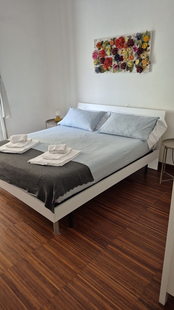 1 habitación, tabla de planchar con plancha, wifi y ropa de cama