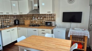 Geladeira, micro-ondas, cooktop, cafeteira/chaleira