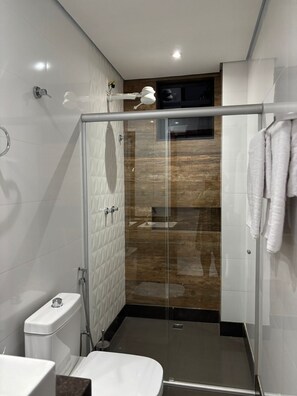 Dusche, Haartrockner, Handtücher, Toilettenpapier